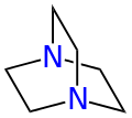 Diazabicyclooctan (DABCO) mit den beiden blau markierten Brückenkopfatomen (Stickstoffatome)