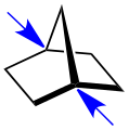 Norbornan – die beiden blauen Pfeile weisen auf die Brückenkopfatome (Kohlenstoffatome)