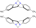 Enantiomere der Trögerschen Base mit je zwei blau markierten Brückenkopfatomen (Stickstoffatome)