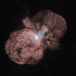 Gegen Ende ihrer Leuchtphase erzeugen schwere Sterne auch schwerere Atomkerne und stoßen das Material in Form von Wolken aus, hier: 
Nebel um den extrem massereichen Stern eta Carinae, entstanden durch Eruptionen vor 100 bis 150 Jahren.