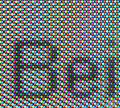Röhrenmonitor-Wiedergabe (Bildausschnitt). Alle Farbpunkte liegen auf einer Linie, die von drei Elektronenstrahlen (je Farbe einer) zeilenweise zum Leuchten angeregt werden.