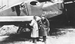 H.Junkers (rechts) vor einer F-13