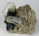 Rauchquarz und Muskovit auf Mikroklin aus der „Little Three Mine“, San Diego County, Kalifornien (Größe 6,8 cm × 6,8 cm × 2,4 cm)