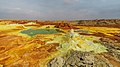 Dallol Vulkanlandschaft mit braunem Eisenoxid und gelbem Schwefel in der Afar-Region Äthiopiens
