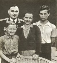 A. S. Jakowlew mit Familie (1957)