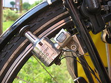 Ein Fahrraddynamo an einem Radreifen, ohne Kontant zum Reifen.
