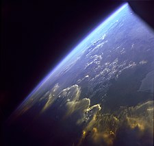 Sonnenuntergang auf der Erde aus dem Weltraum aufgenommen (untere linke Bildecke)